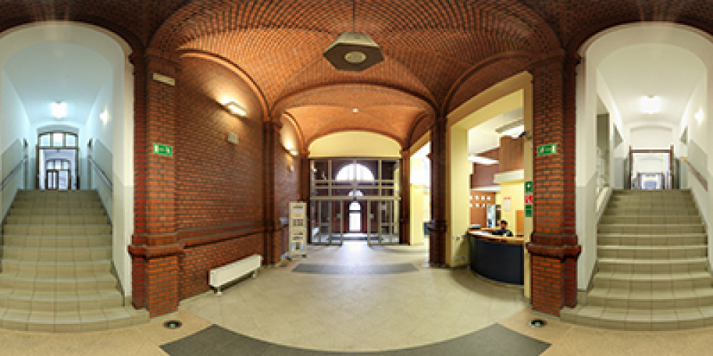 Wejście główne do budynku C, widok na hol